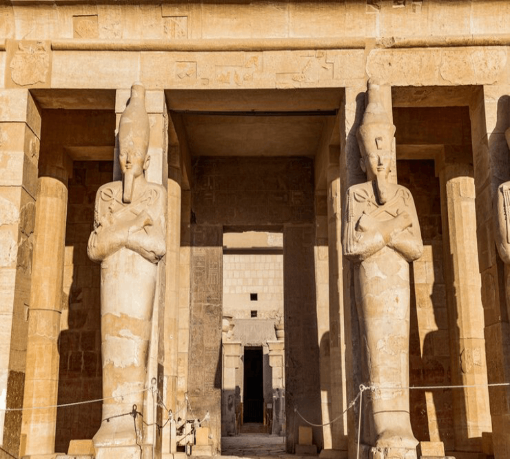 ancient-statues-hatshepsut-temple-famous-landmark-luxor_219958-231